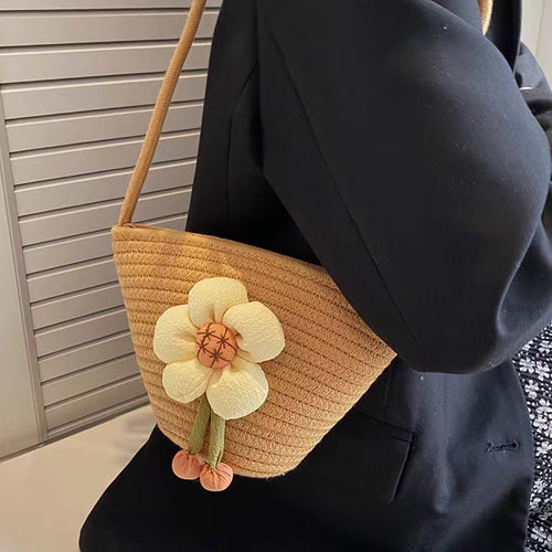Håndlaget skulderveske med blomsterapplikasjon Skanto