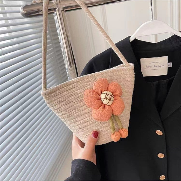 Håndlaget skulderveske med blomsterapplikasjon Skanto