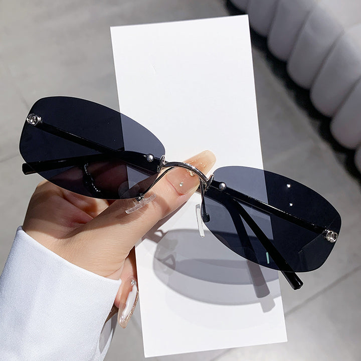 Dame trendy solbrille med elegant, smal ramme Skanto