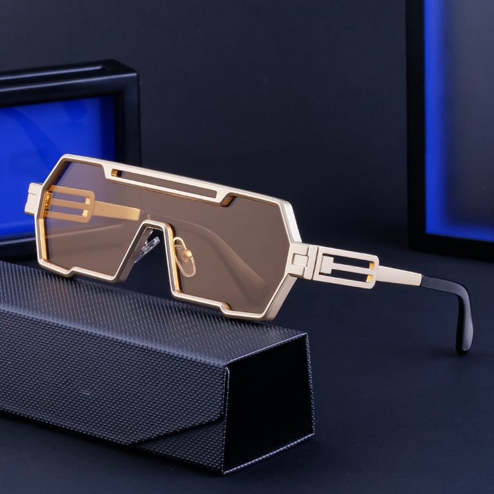 Dame motorisert solbrille i futuristisk design med bred ramme Skanto