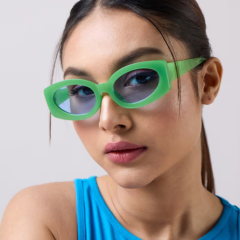 Dame moteriktig solbrille med unikt, bølget ramme Skanto