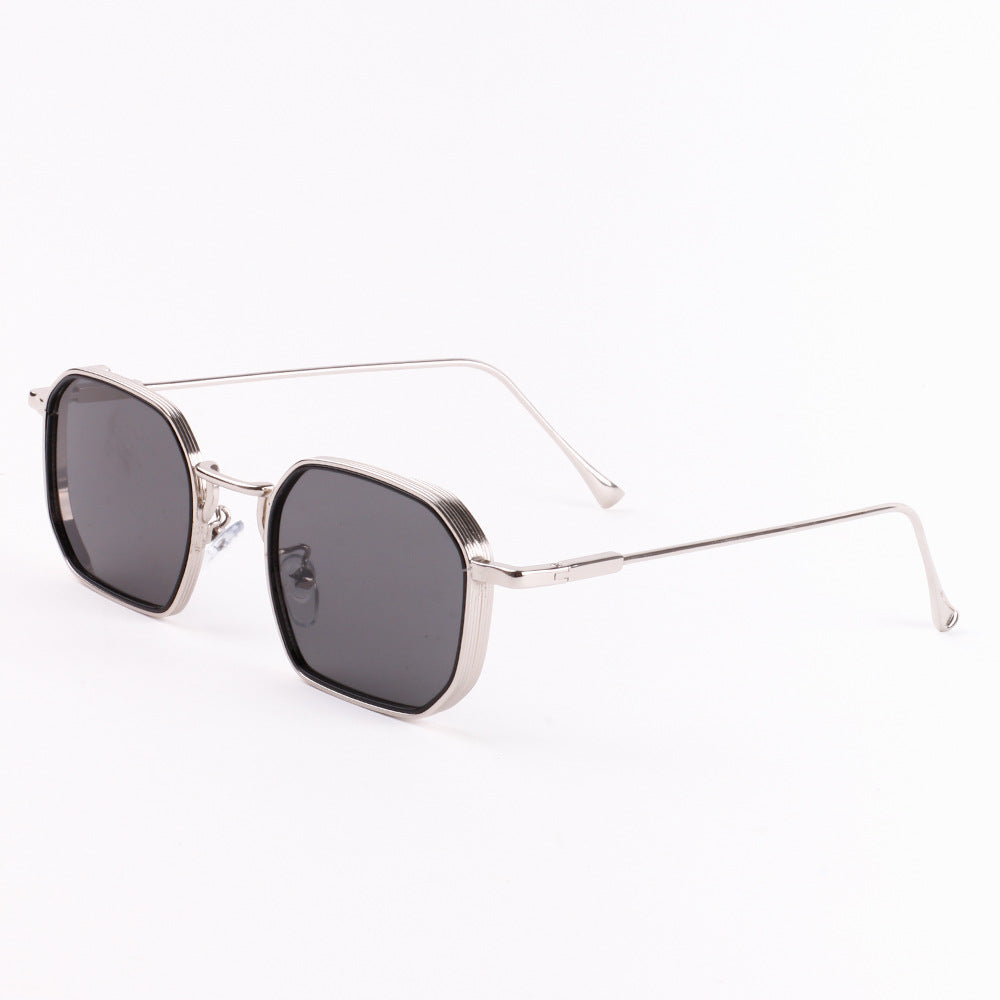 Dame moteriktig solbrille med stilfull, firkantet ramme og UV-beskyttelse Skanto
