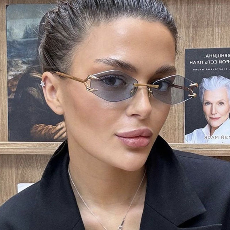Dame ekstravagant hexagonal solbrille med innovativ ramme og UV-beskyttelse Skanto