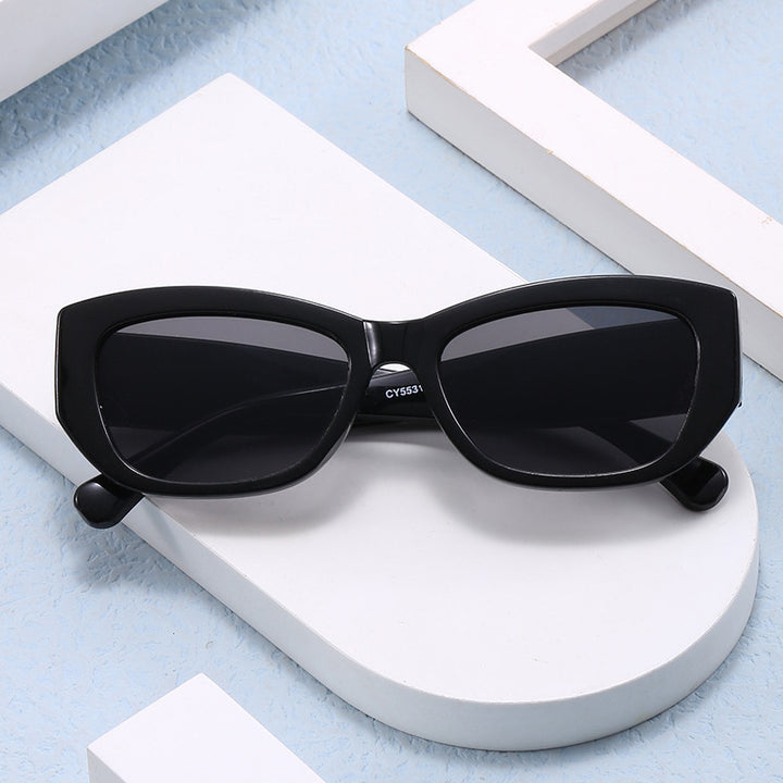 Dame moderne Cat-Eye solbriller laget av robust plast Skanto