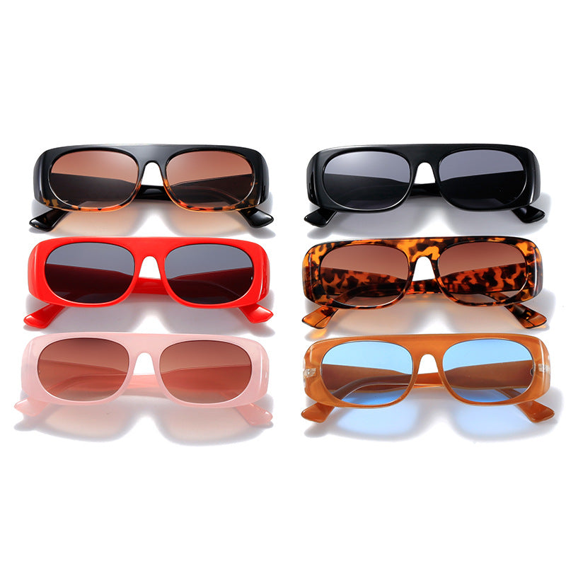 Dame moteriktig solbrille i elegant skjolddesign Skanto