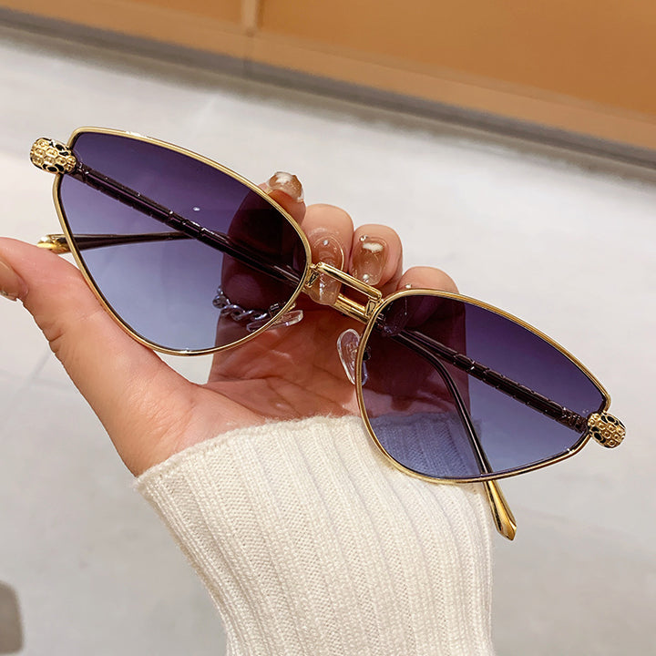 Dame designer solbrille med stilig cat-eye design og luksuriøs ramme Skanto