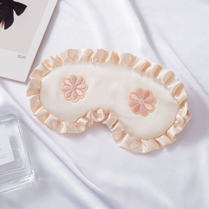 Dame nan brodert satinsovemaske med rynket volangkant og myk polstring Skanto