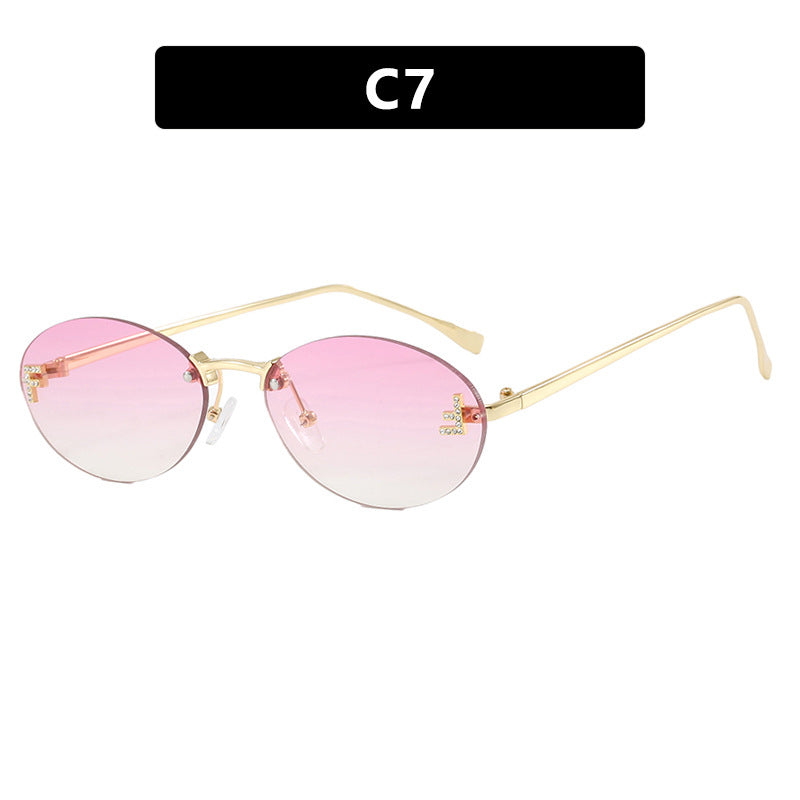 Dame moteriktig solbrille med elegant, speilreflekterende glassfront og filigran metallramme Skanto