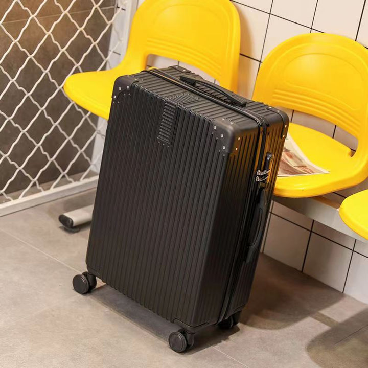 Premium Multi-Directional Wheeled Suitcase Skanto