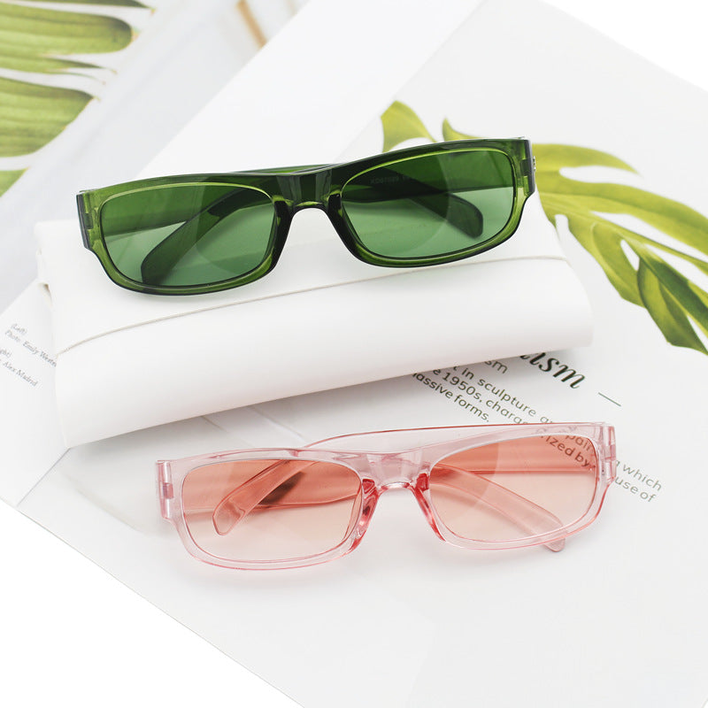 Dame moteriktig solbrille i stilrent rektangulært design Skanto