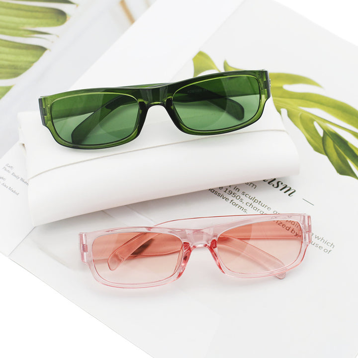 Dame moteriktig solbrille i stilrent rektangulært design Skanto