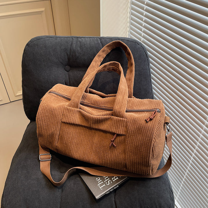 Sporty reiseveske laget av fuzzy cord-materiale med justerbar skulderrem Skanto