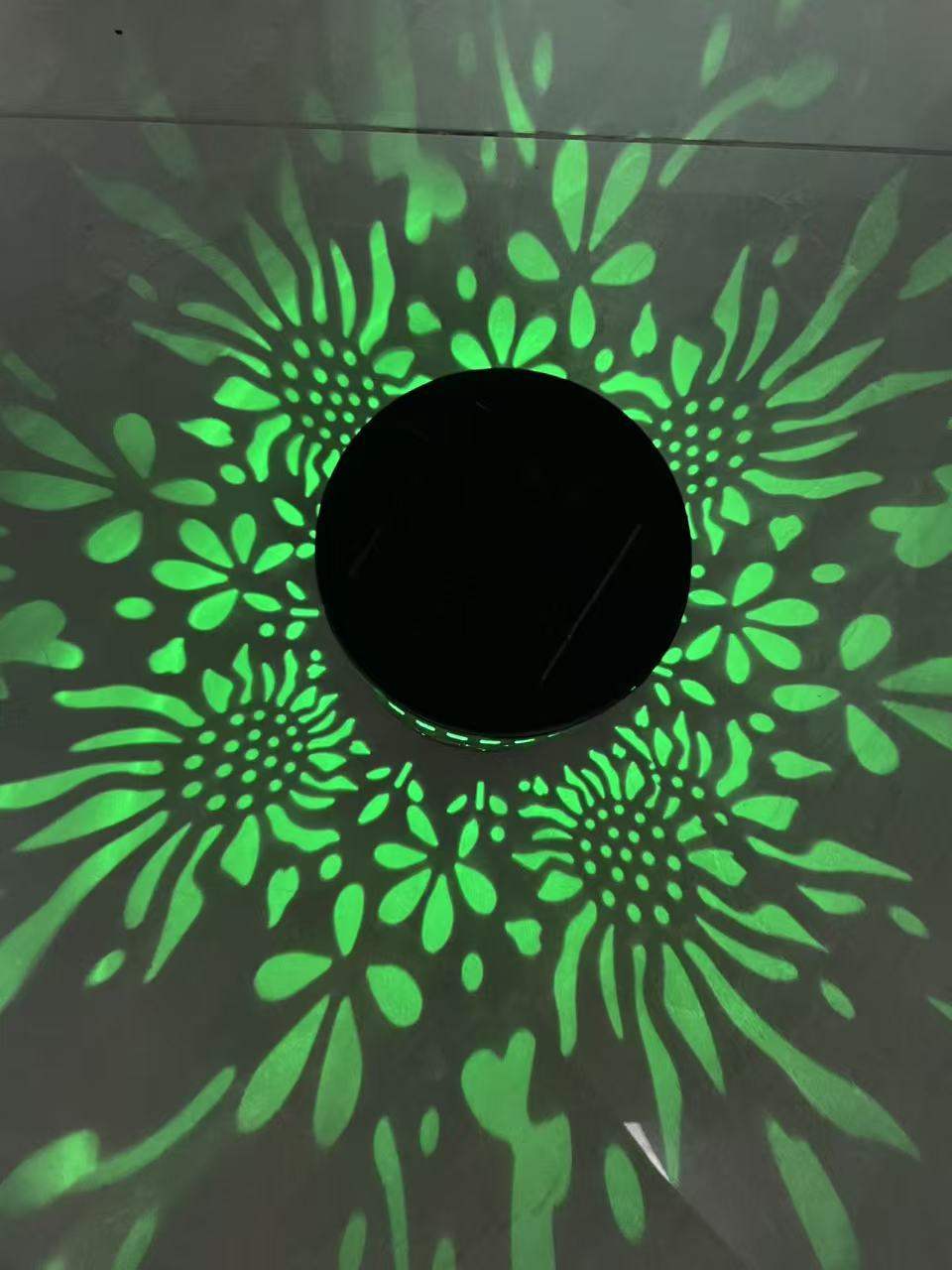 Solær Projektor Hage Lys Med Dekorativ Blomster Mønster Og Skumrings-til-Dawn Sensor Skanto