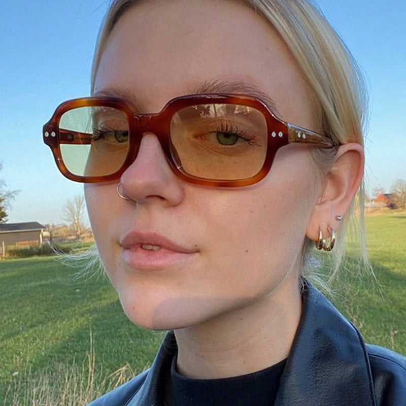 Dame moderne firkantede solbriller med bred ramme og elegant design Skanto