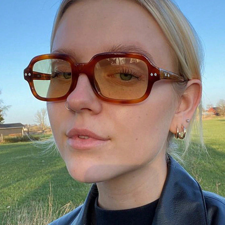 Dame moderne firkantede solbriller med bred ramme og elegant design Skanto
