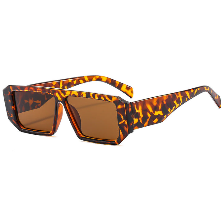 Dame moteriktig solbrille i iøynefallende geometrisk design Skanto