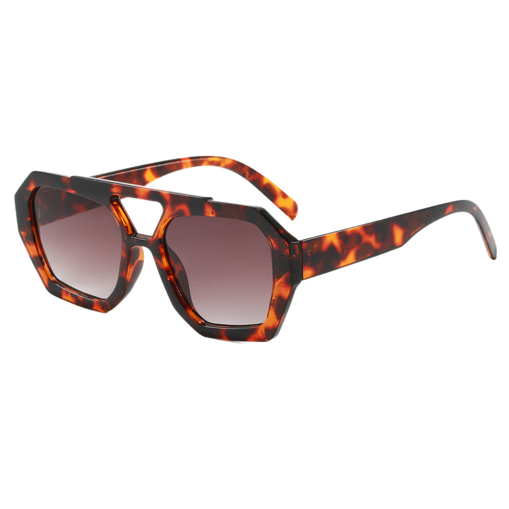 Dame geometrisk solbrille i ekstravagant design Skanto