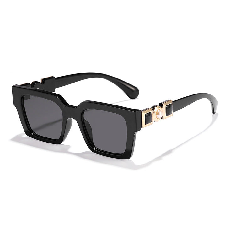 Dame moteriktig solbrille med glamorøst ramme Skanto
