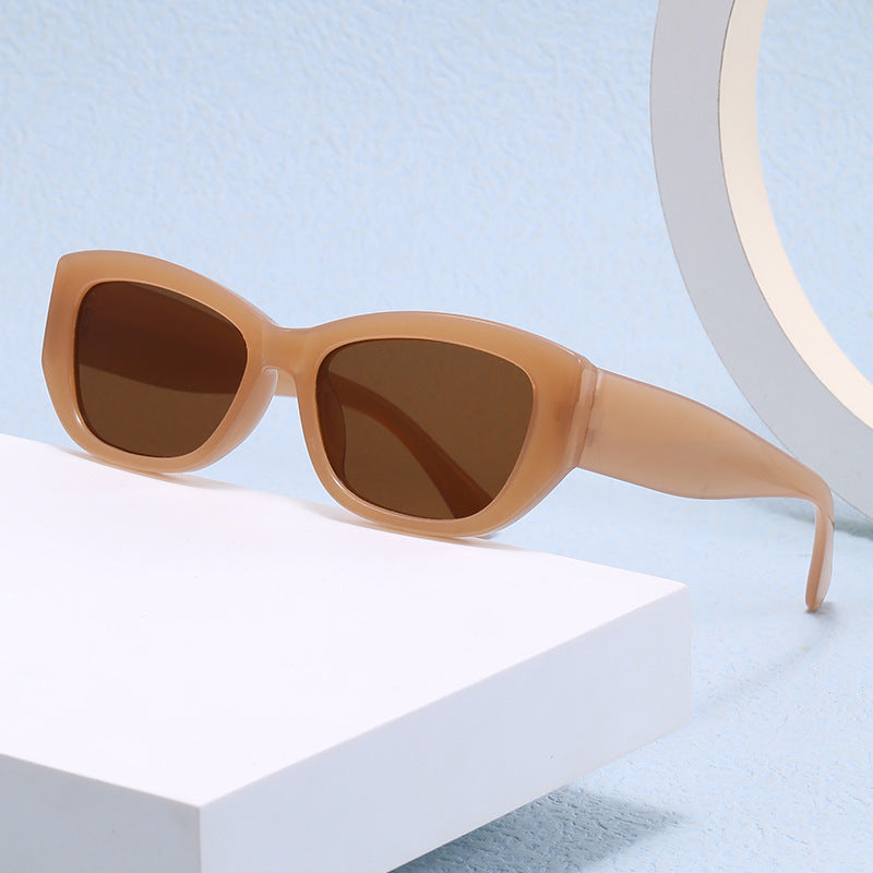 Dame moderne Cat-Eye solbriller laget av robust plast Skanto