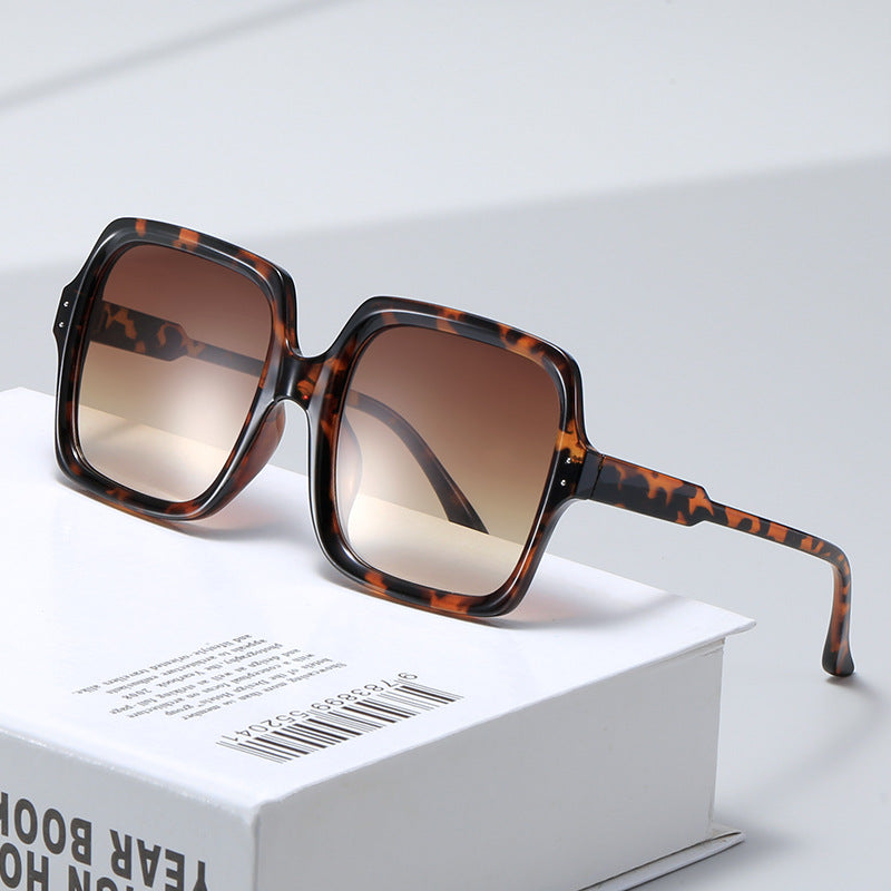 Dame moteriktig oversized solbrille med moderne design Skanto