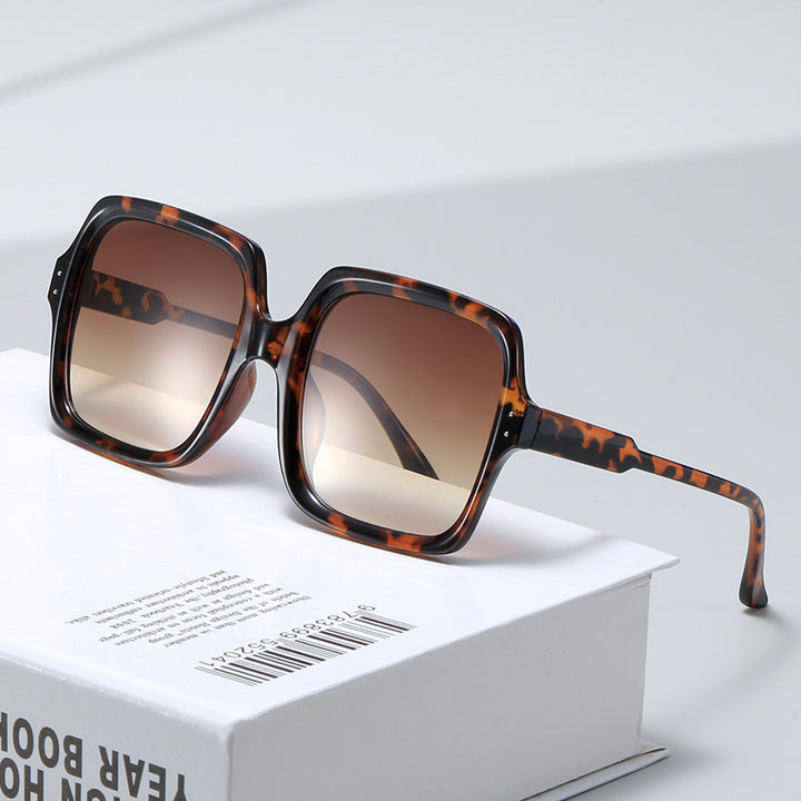 Dame moteriktig oversized solbrille med moderne design Skanto