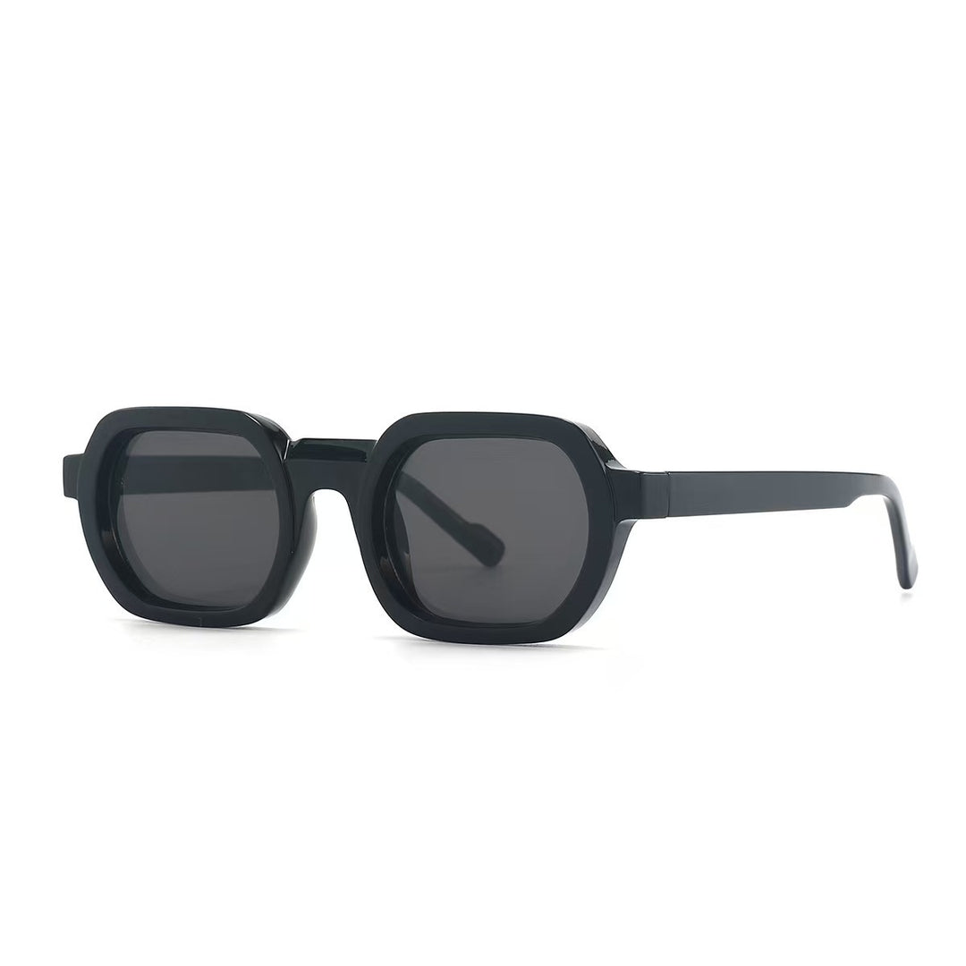 Dame moteriktig solbrille i moderne design med bred ramme Skanto