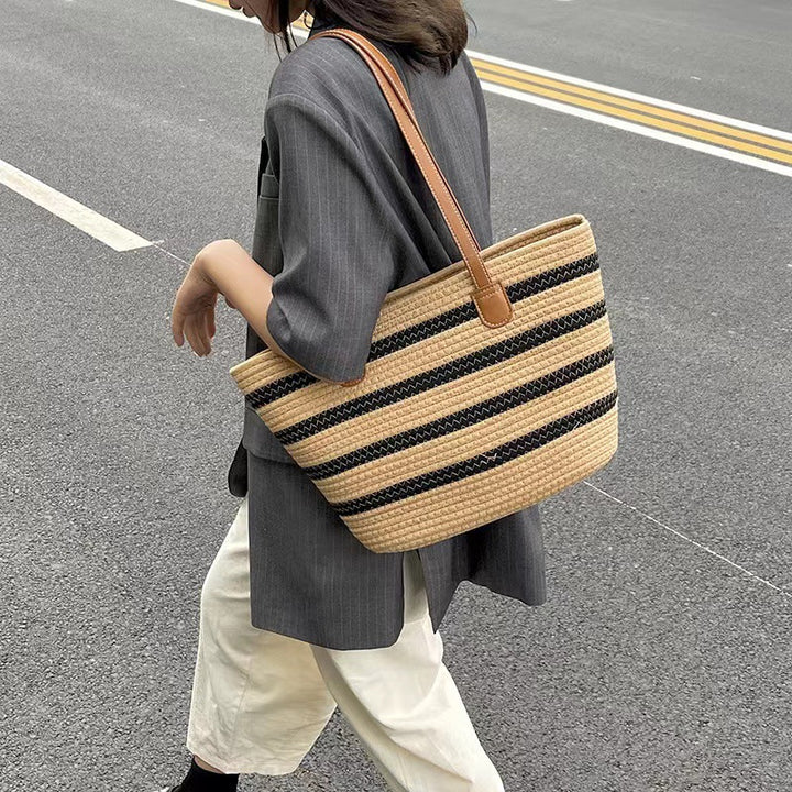 Elegant Tote Bag made of woven raffia with robust leather details Skanto
