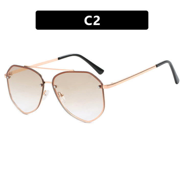 Dame geometrisk solbrille med filigran ramme Skanto