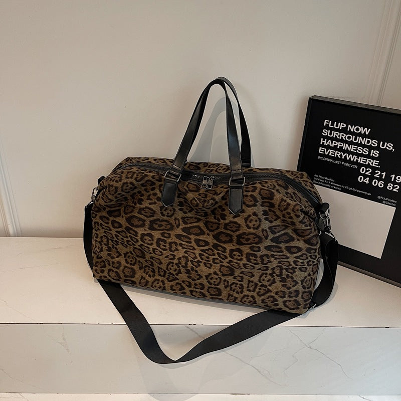 Helg reiseveske i trendy leopardmønster Skanto