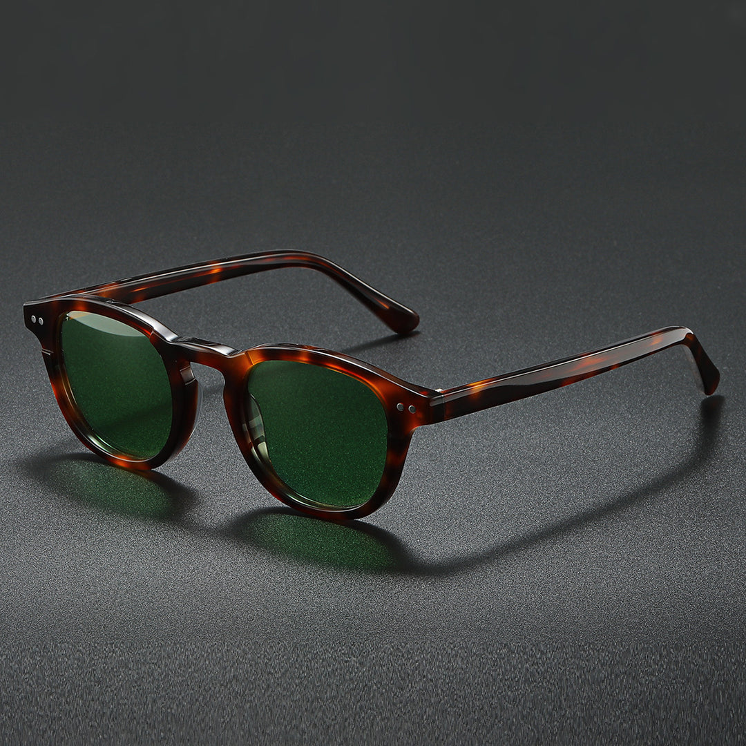 Dame moteriktig solbrille i moderne skilpadde-design Skanto