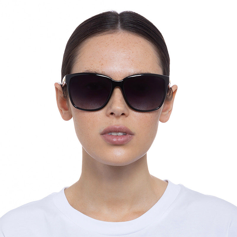 Dame oversized solbrill med elegant ramme og UV-beskyttelse Skanto