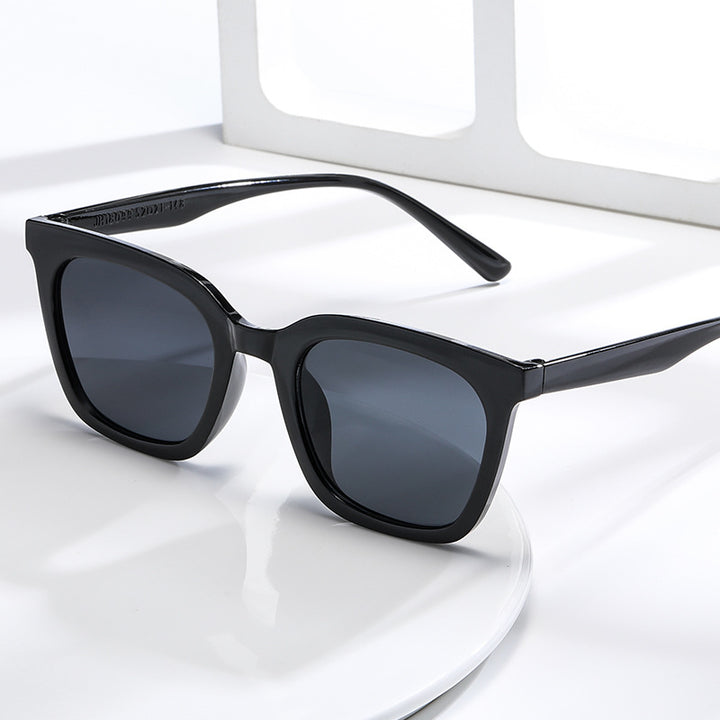 Dame moteriktig solbrille med kraftig dyremotiv Skanto