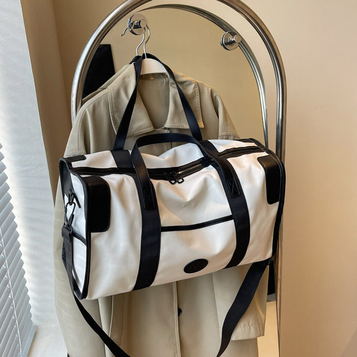 Sporty fritid duffel bag med slitesterkt materiale og justerbar skulderreim Skanto