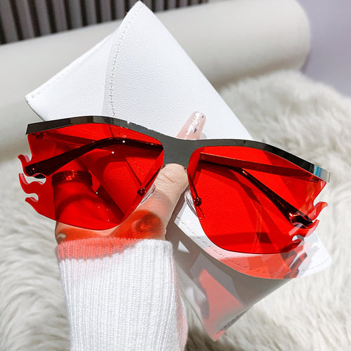 Dame futuristisk solbrille med markant design Skanto