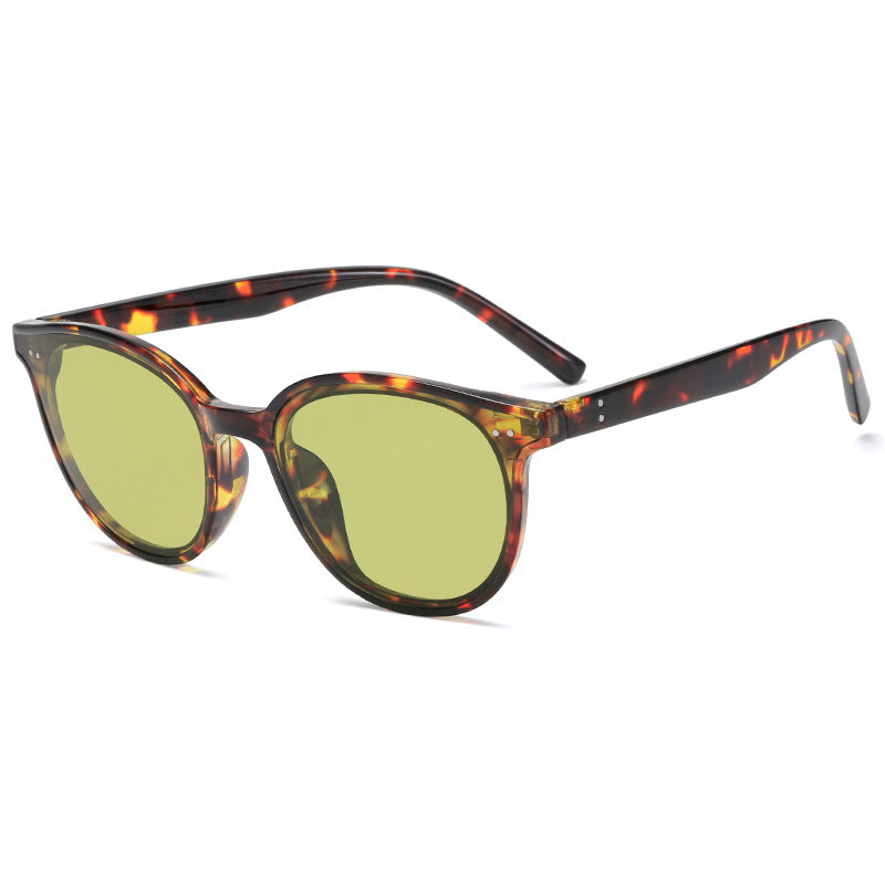 Dame rund solbrille med stilfull design og UV-beskyttelse Skanto