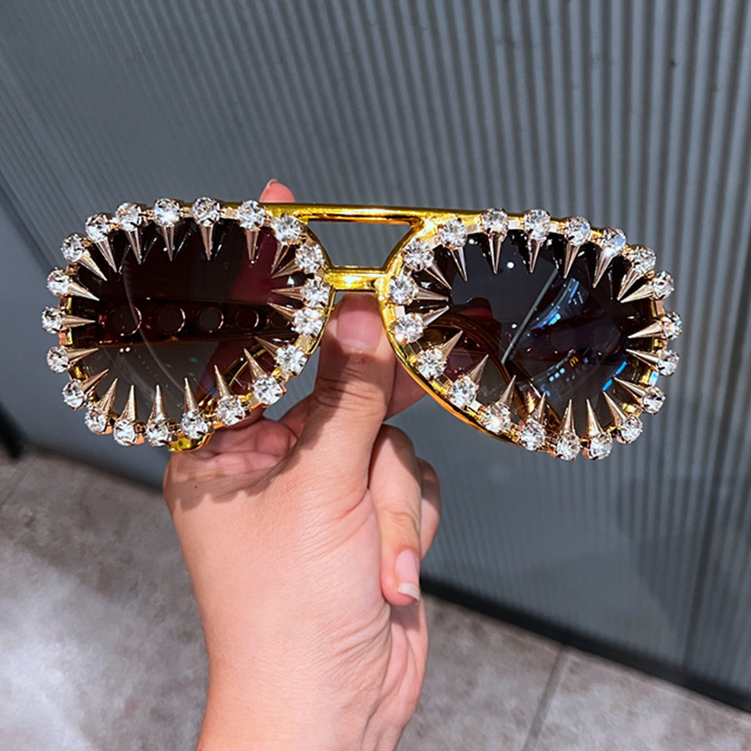 Dame solbrille i futuristisk design med spisse krystalldekorasjoner Skanto