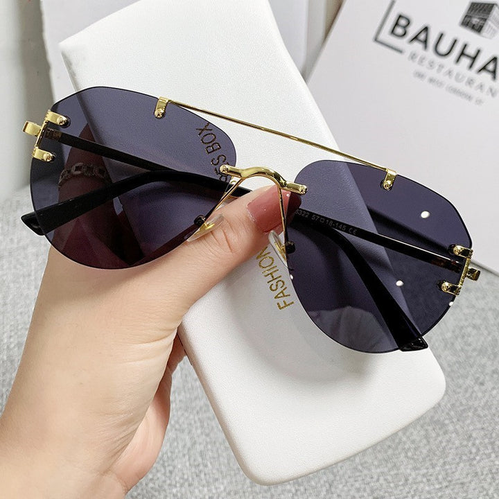 Dame trendy solbriller i elegant, polygonalt design Skanto