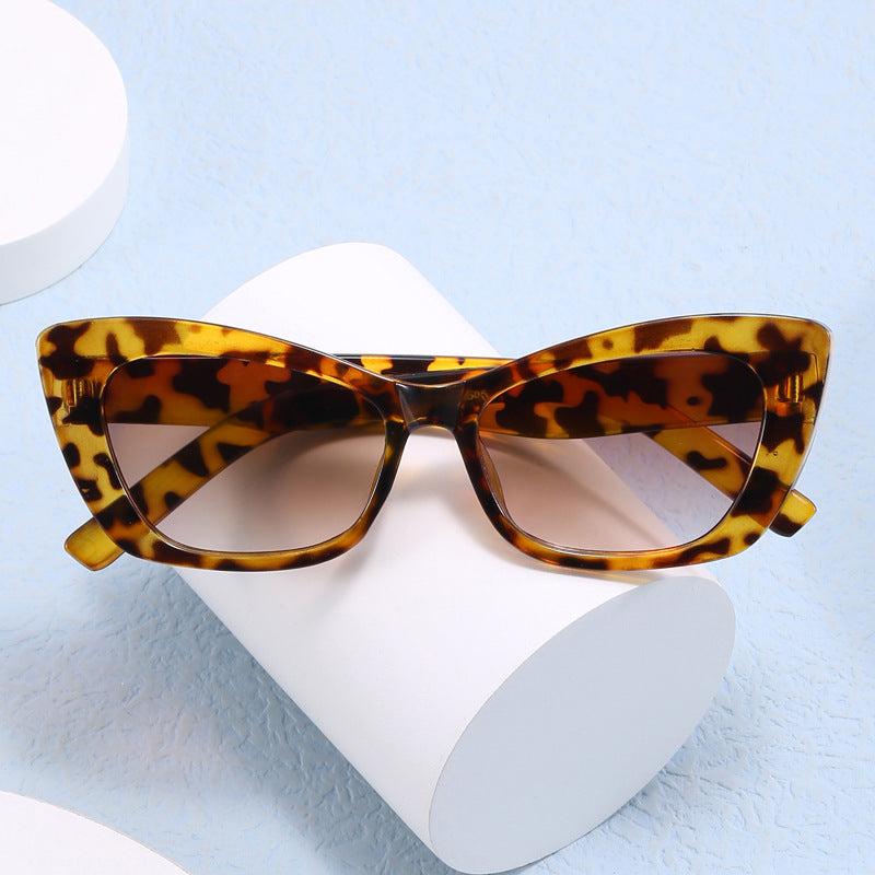 Damer Cat-Eye solbriller med stilige elementer Skanto