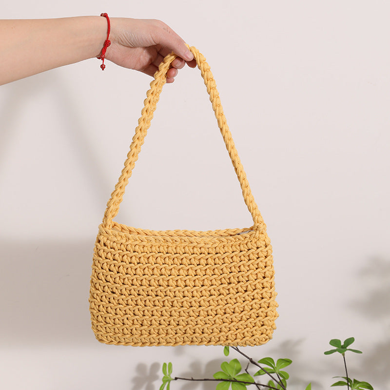 Handmade straw shoulder bag with textured design Skanto