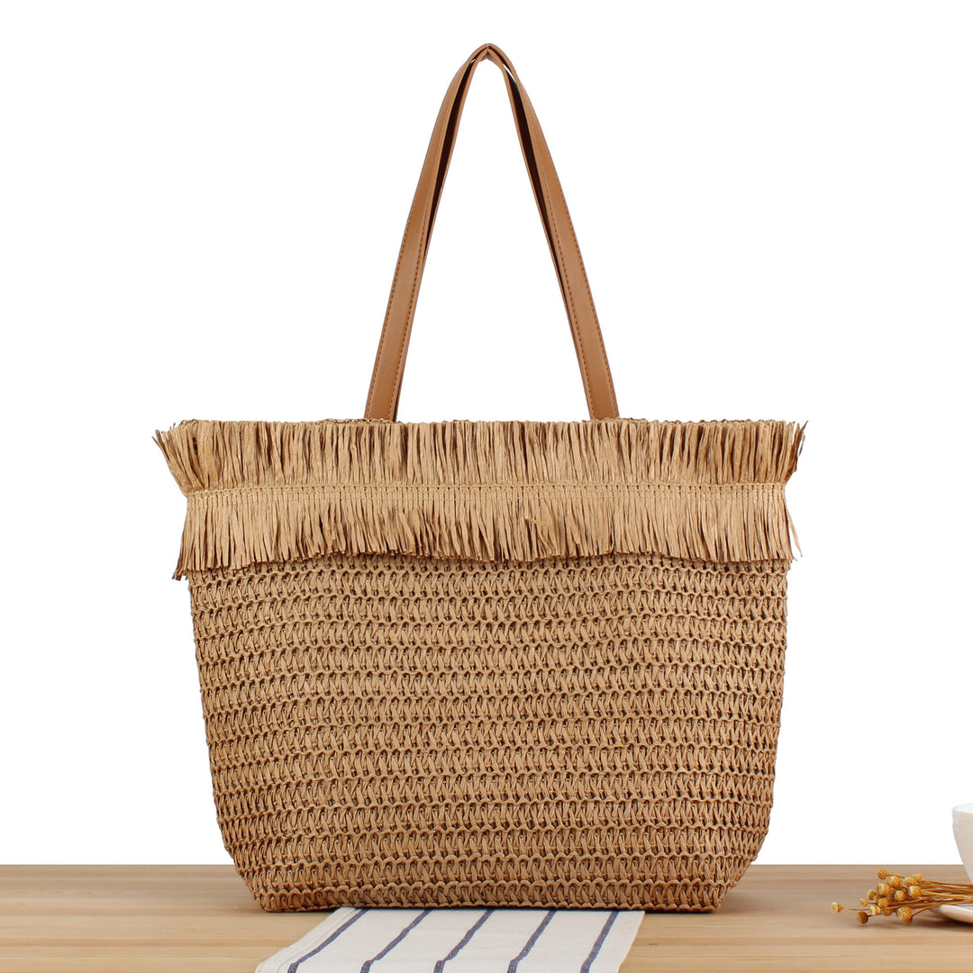 Beach bag made of hand-woven natural material with fringe detail Skanto