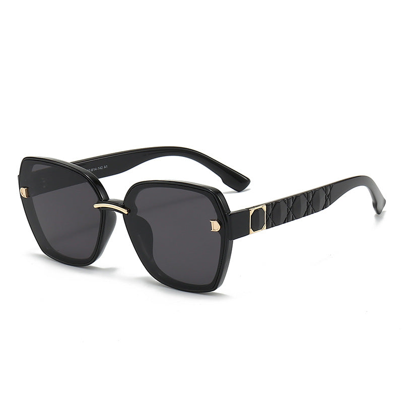 Dame solbrille med stilfull, kvadratisk ramme og elegante detaljer Skanto