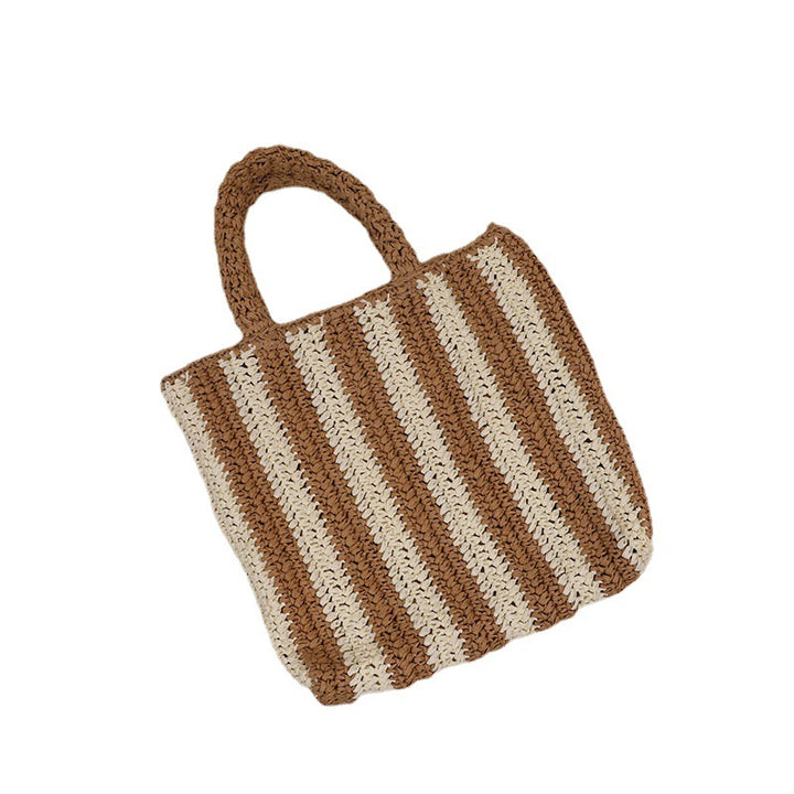 Modern straw bag with structured fold design Skanto