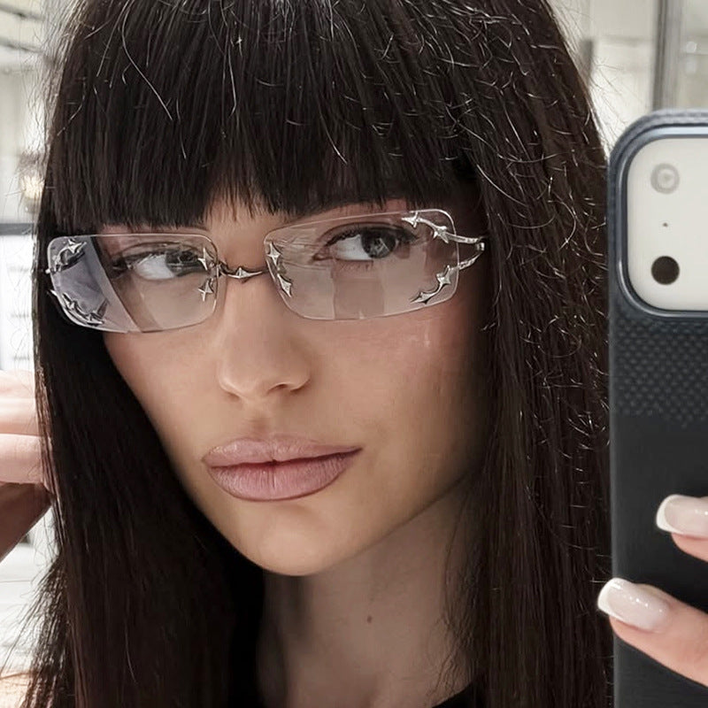 Dame moteriserte solbriller med filigran metallramme og transparente glass Skanto