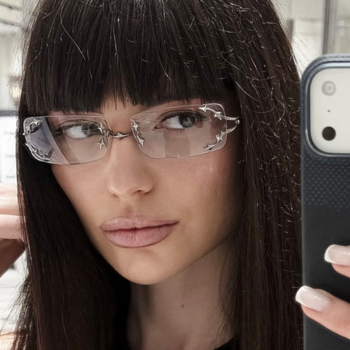 Dame moteriserte solbriller med filigran metallramme og transparente glass Skanto