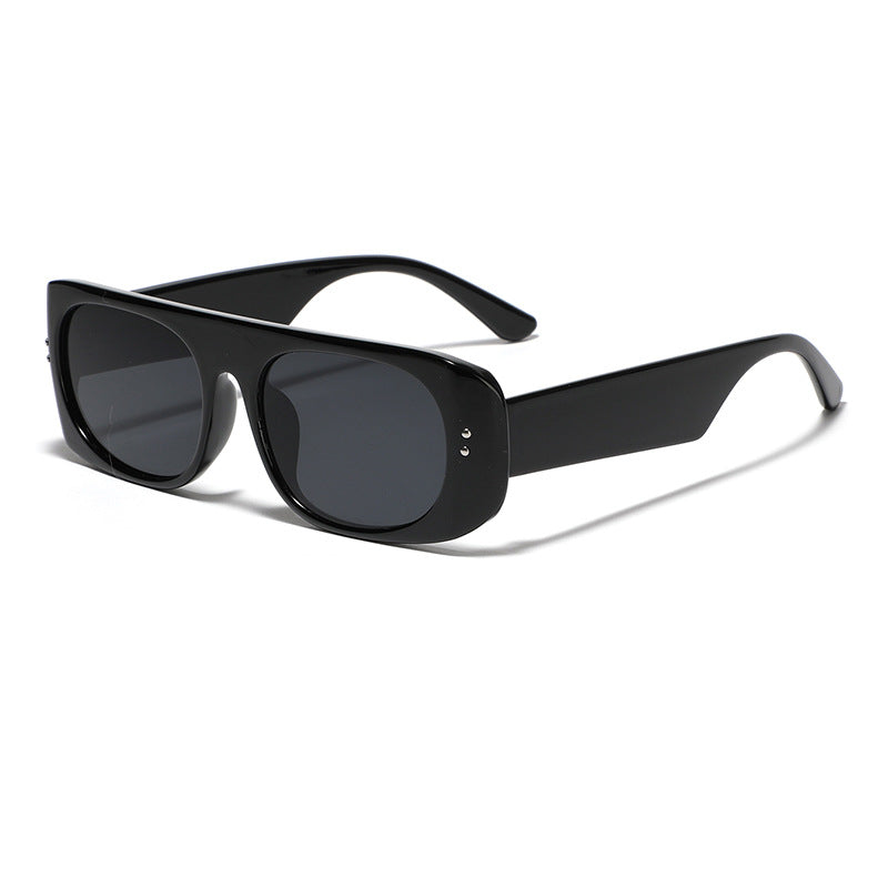 Dame moteriktig solbrille med transparant og geometrisk ramme Skanto