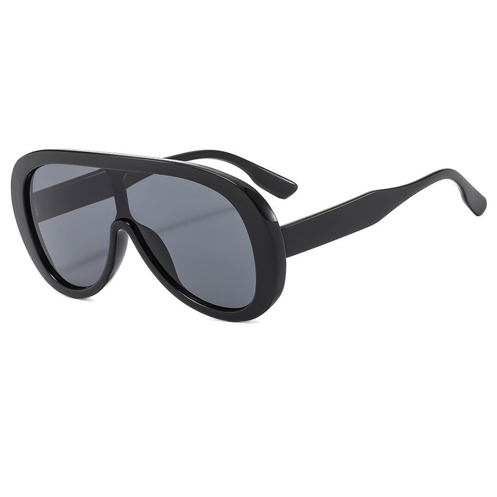 Dame moteriktig solbrille med bred ramme Skanto