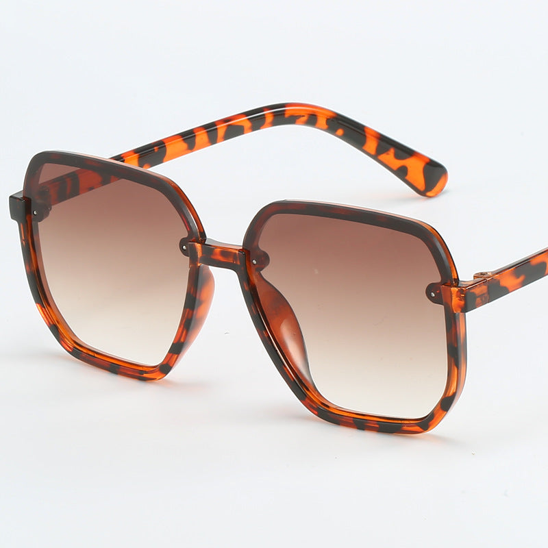 Dame geometrisk solbrille i moderne design Skanto