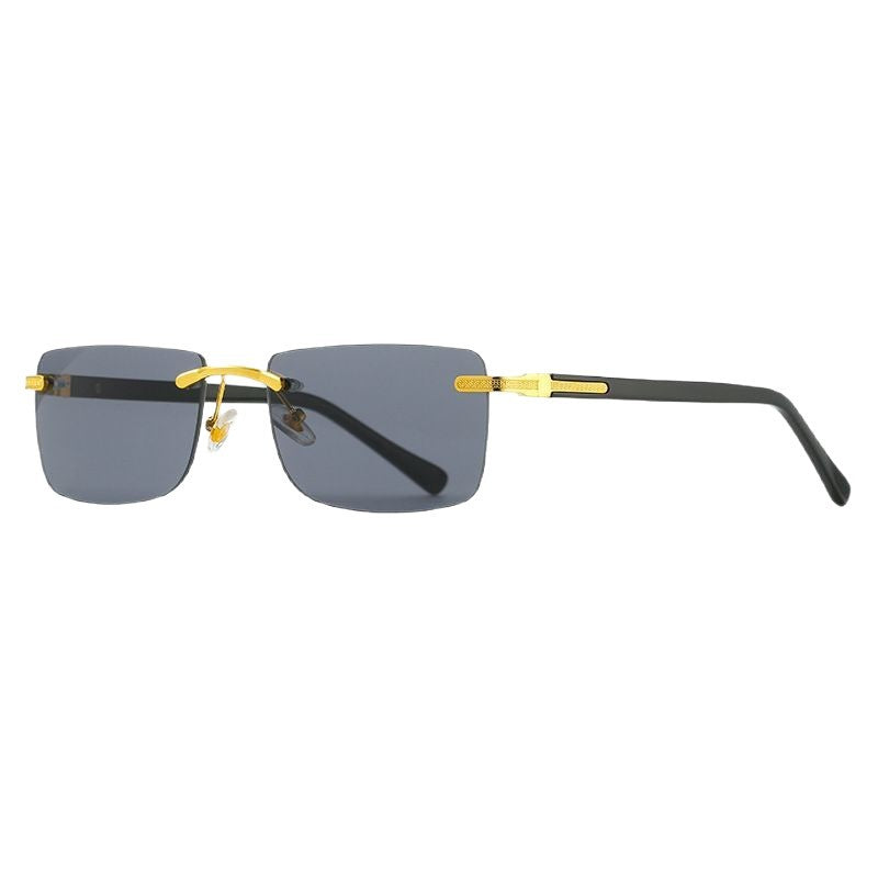 Dame moteriktig solbrille med stilren, firkantet ramme og elegante metallkanter Skanto