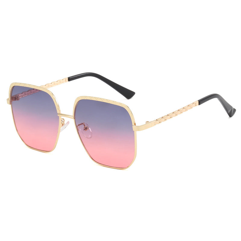 Dame moteriktig solbrille med firkantet ramme og stilige detaljer Skanto