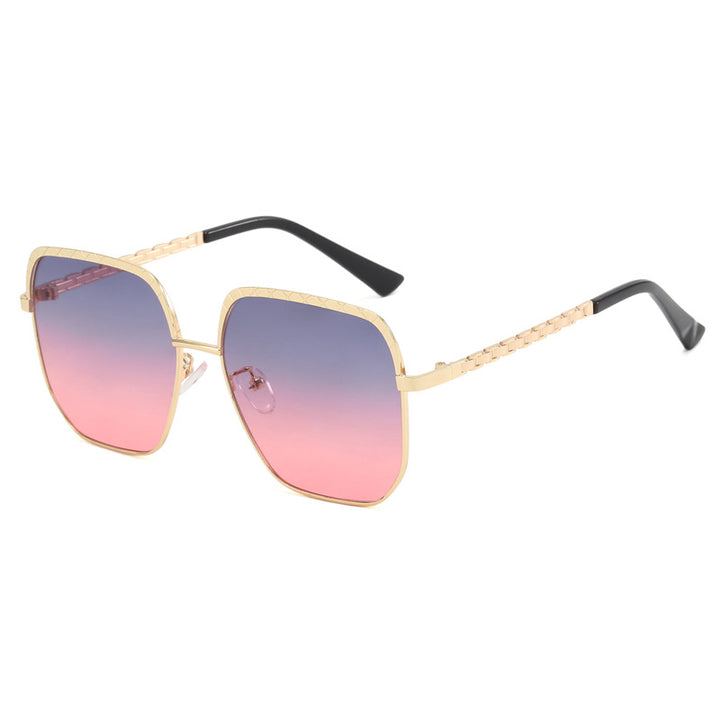 Dame moteriktig solbrille med firkantet ramme og stilige detaljer Skanto